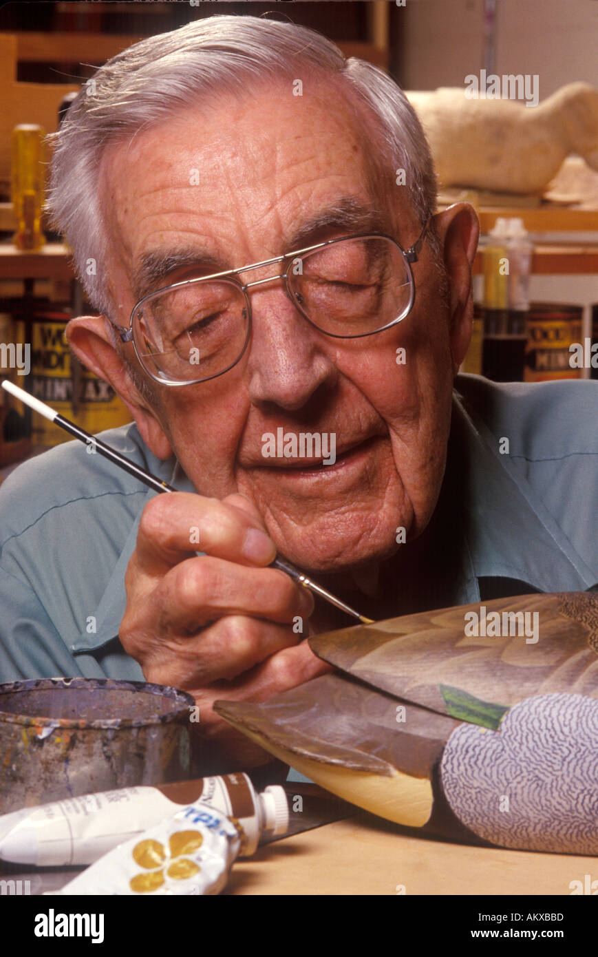Hombre Senior pintar una mano tallada decoy pato Foto de stock