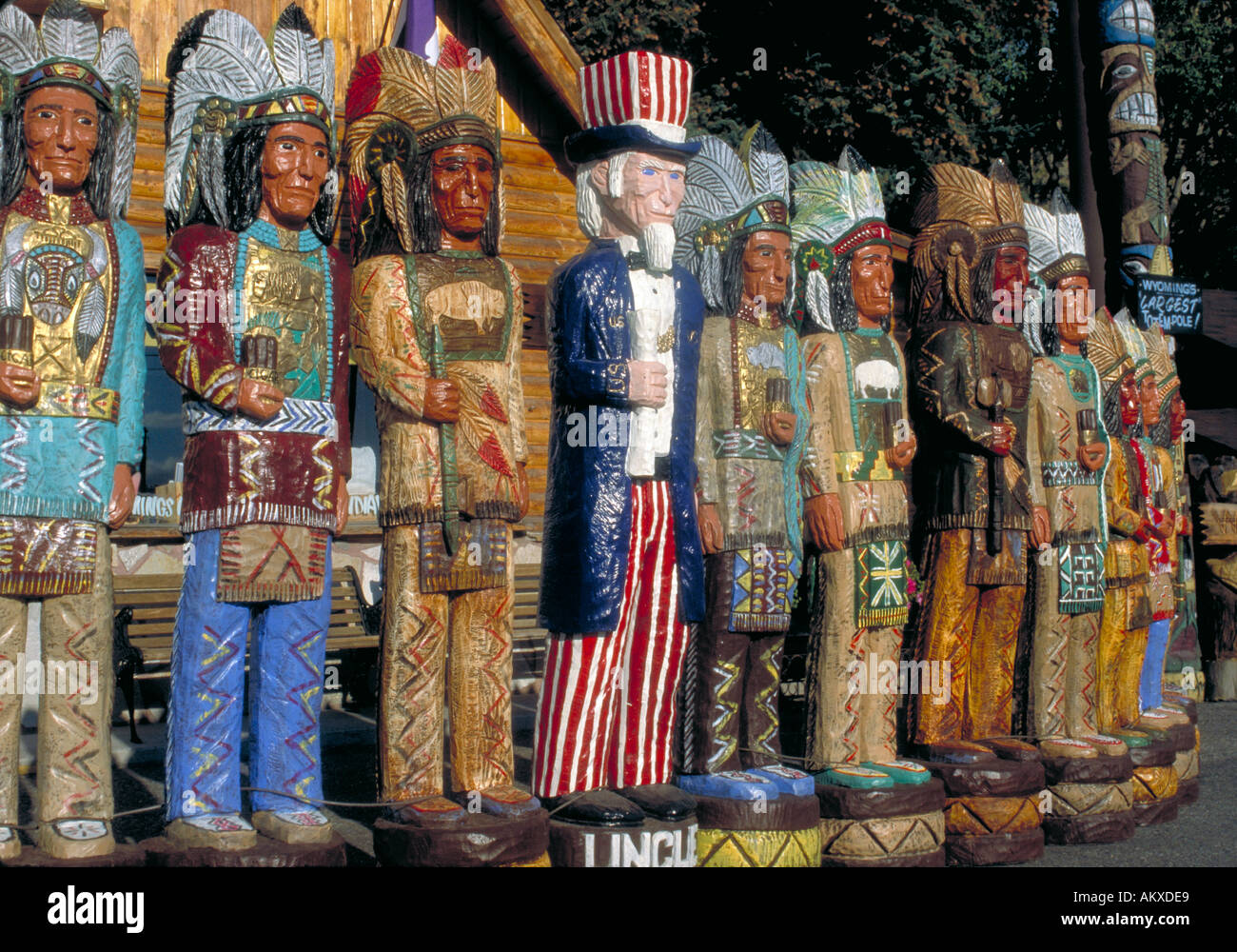 Una fila de indios o cigarro de madera coloridas esculturas indias se  muestran a lo largo del bordillo de una popular zona de compras en Idaho  Fotografía de stock - Alamy