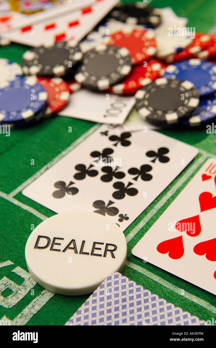 Texas Hold'em Poker repartidor con tarjetas y fichas Foto de stock
