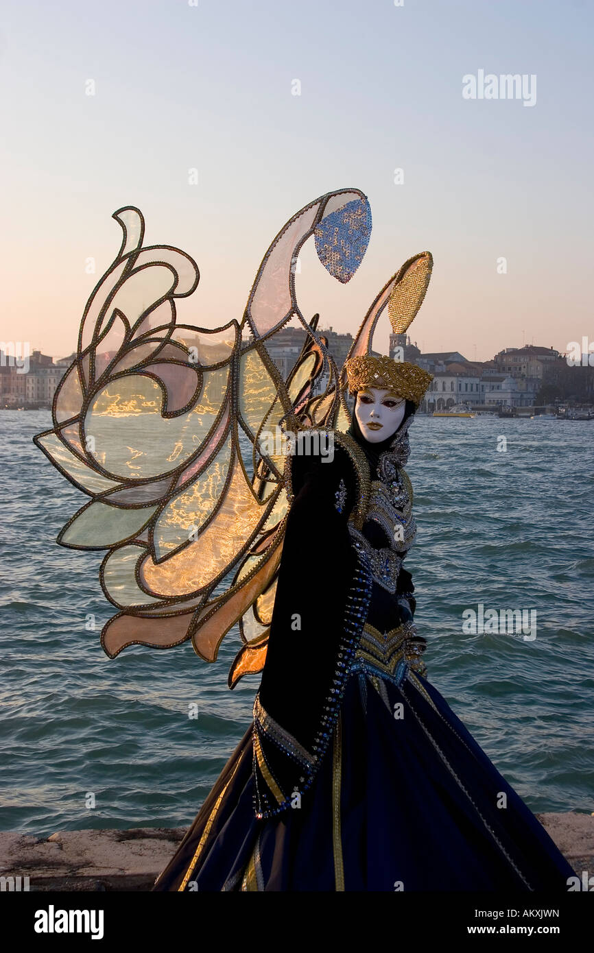 Máscara de mariposas en la luz del atardecer en el Carnaval de Venecia,  Italia Fotografía de stock - Alamy