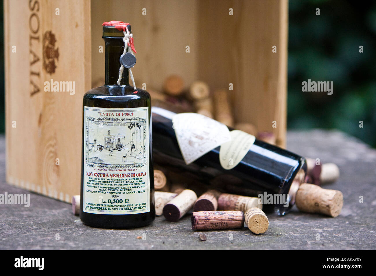 Vinagre de alta calidad procedente de Italia con corchos de vino Foto de stock