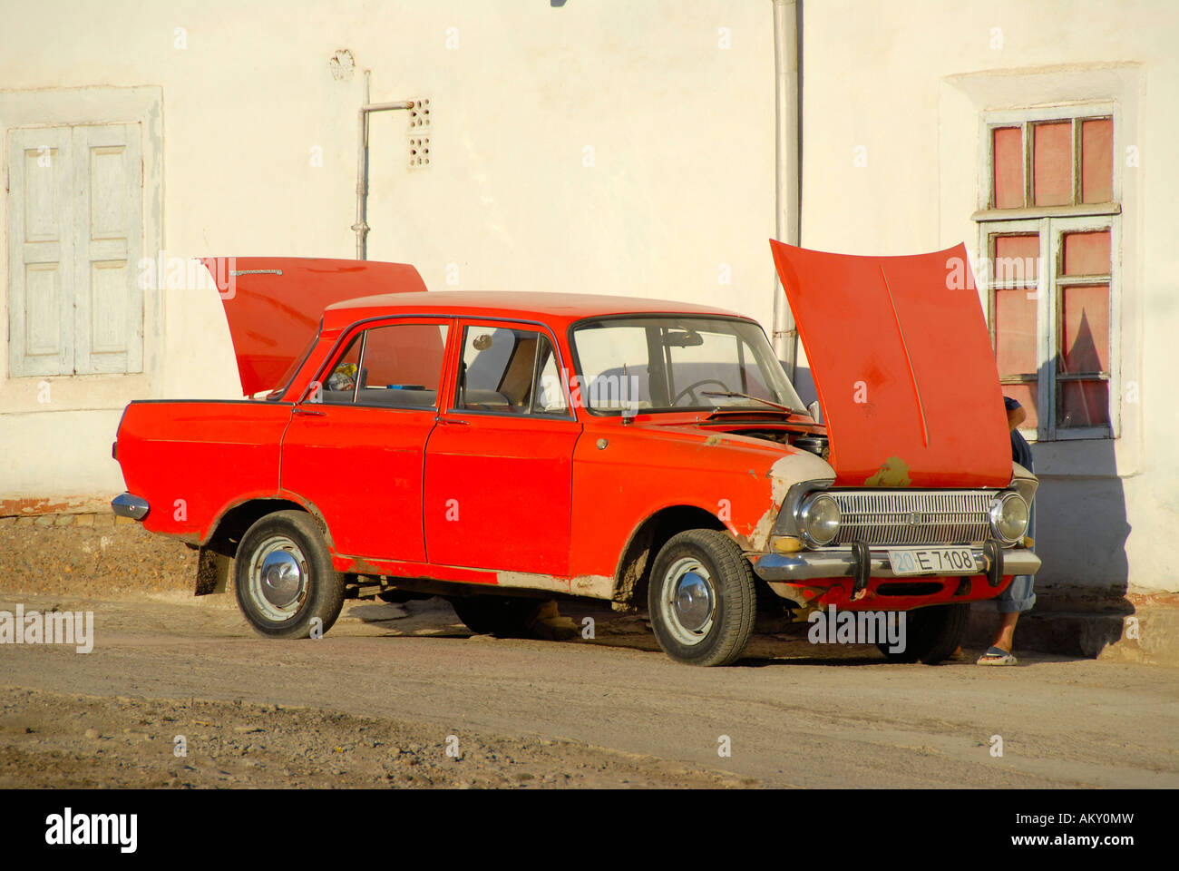 Antiguo coche rojo ruso Moskvitch con abrir la cajuela y el cofre Bukhara Uzbekistán Foto de stock