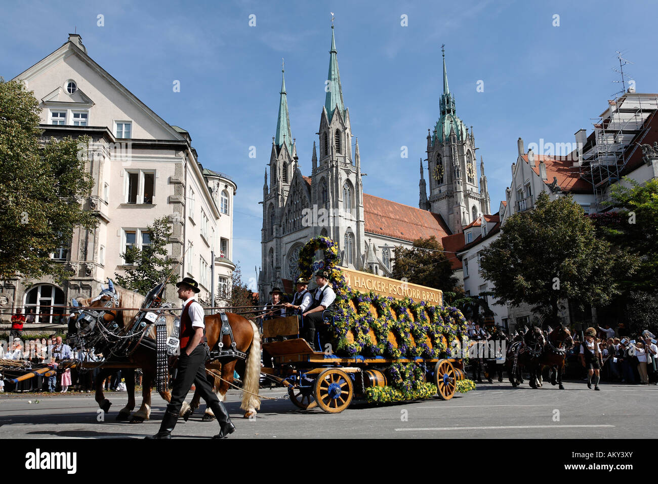 Apertura tradicional desfile, Oktoberfest, iglesia de San Pablo, festival de la cerveza de Munich, Baviera, Alemania Foto de stock