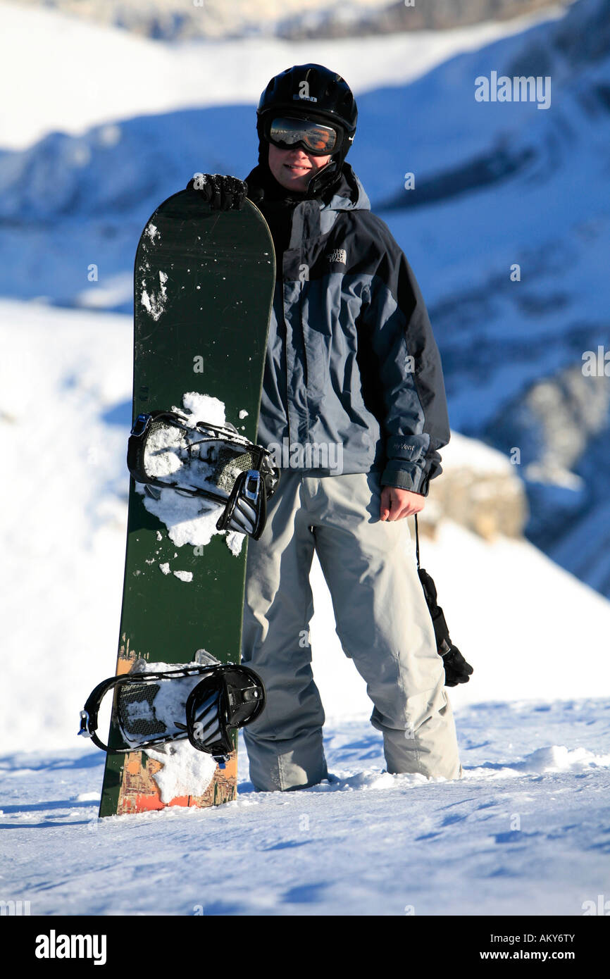 Bien protegido con casco y Burton snowboard Board, Toggenburg, San Gall, Suiza Foto de stock