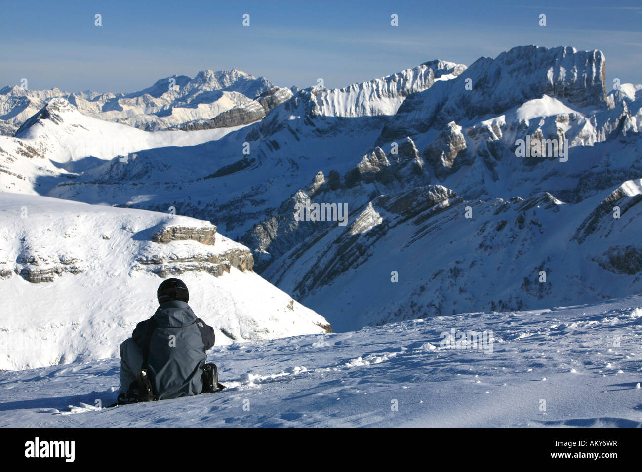 Bien protegido el snowboarder con casco y Burton tablero delante del panorama de los Alpes, Toggenburg, San Gall, Suiza Foto de stock