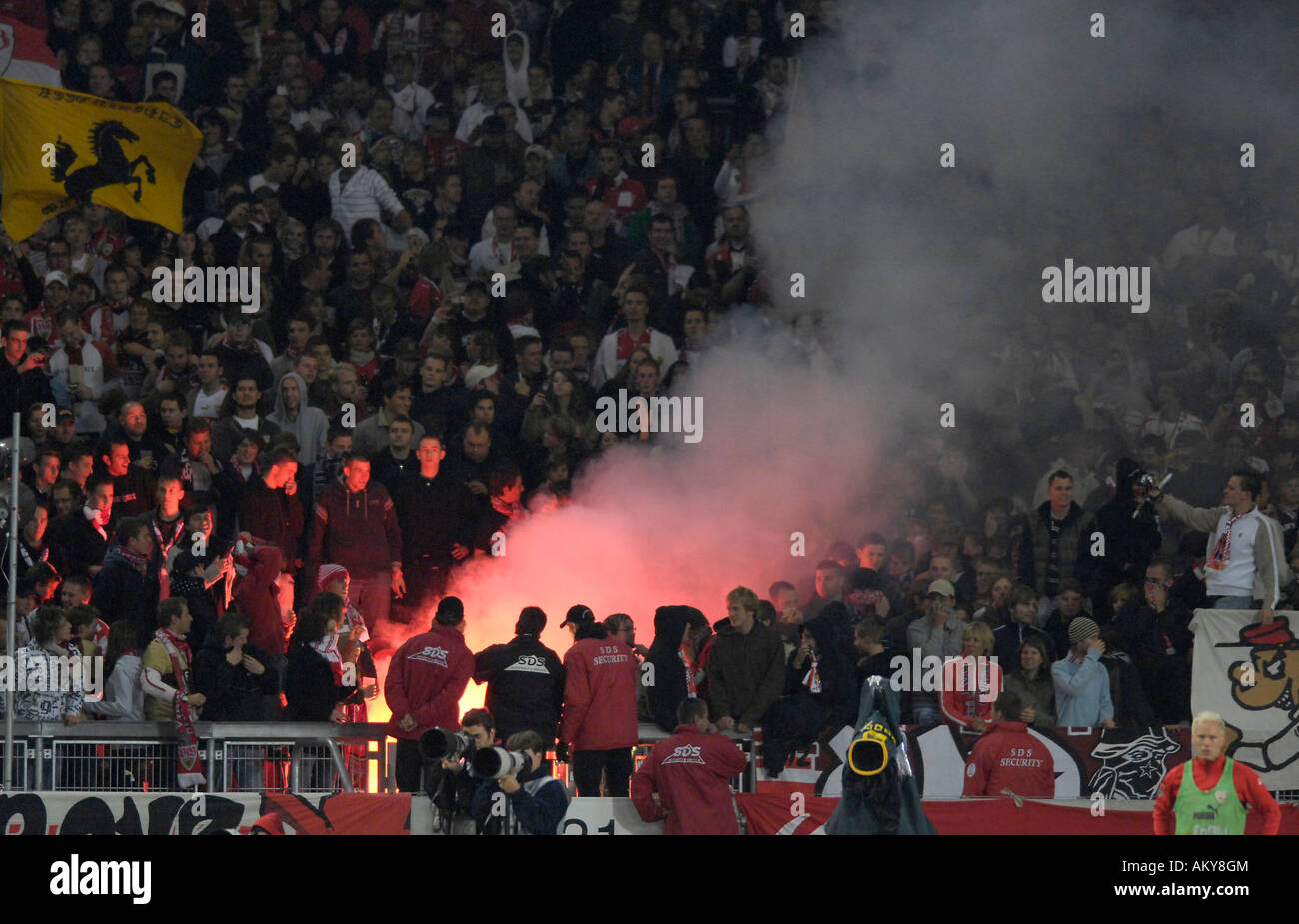 Hooligans prender fuegos artificiales en el Gottlieb-Daimler-Stadion, Stuttgart, Alemania, Baden-Wuerttember Foto de stock