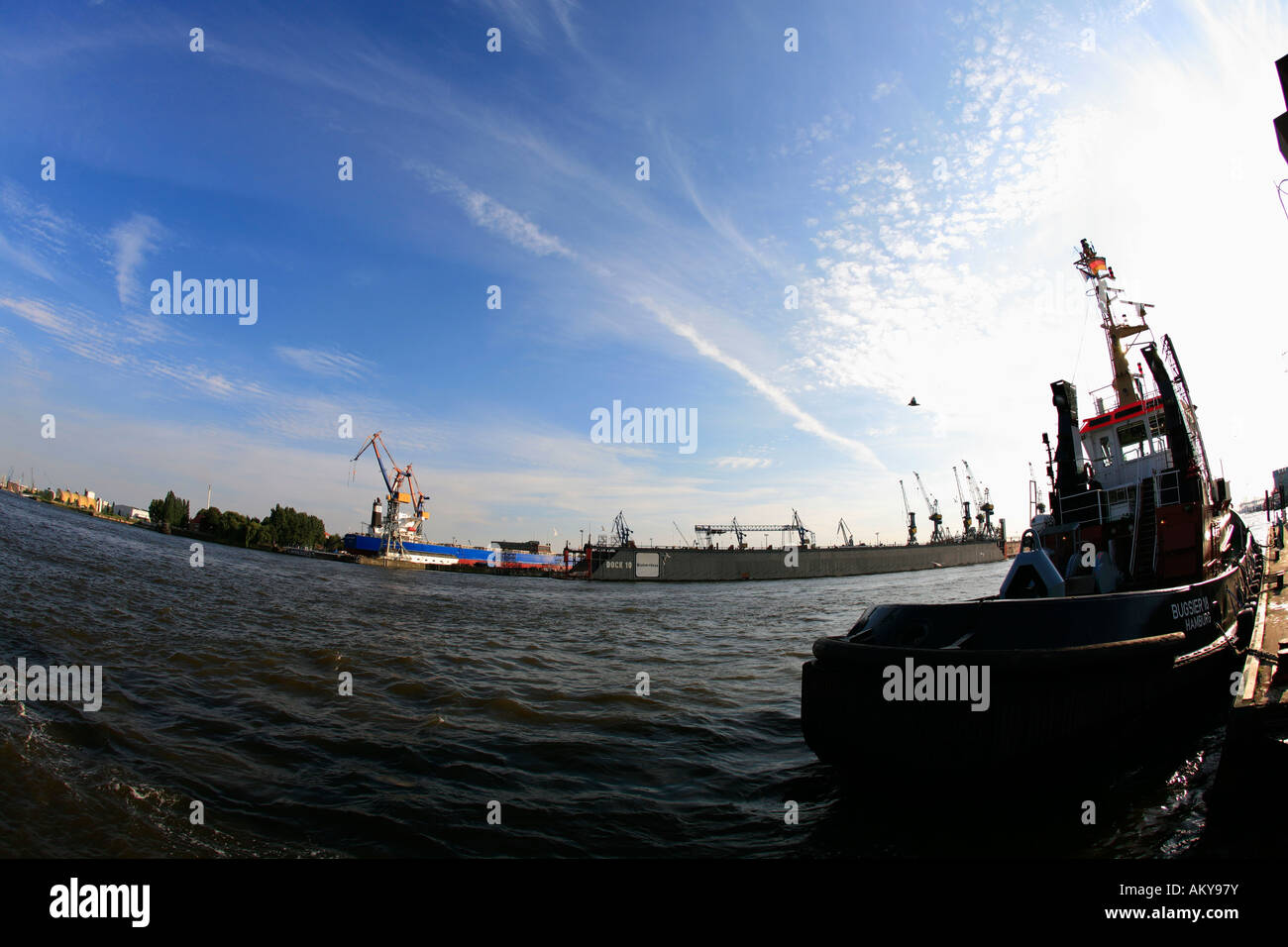 Remolcador en el puerto de Hamburgo, Hamburgo, Alemania. Foto de stock