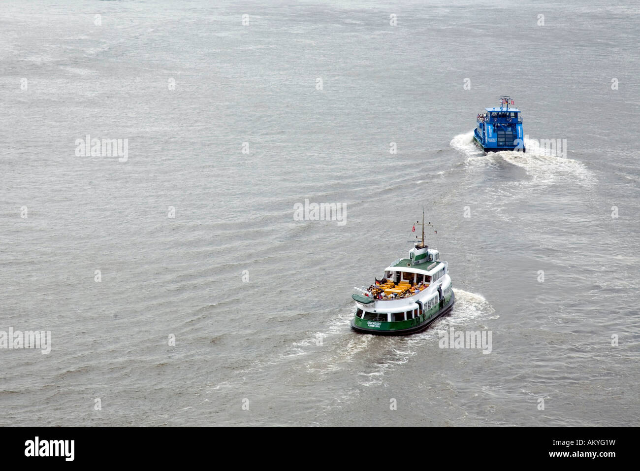 Transbordadores en el río Elba en Alemania Foto de stock