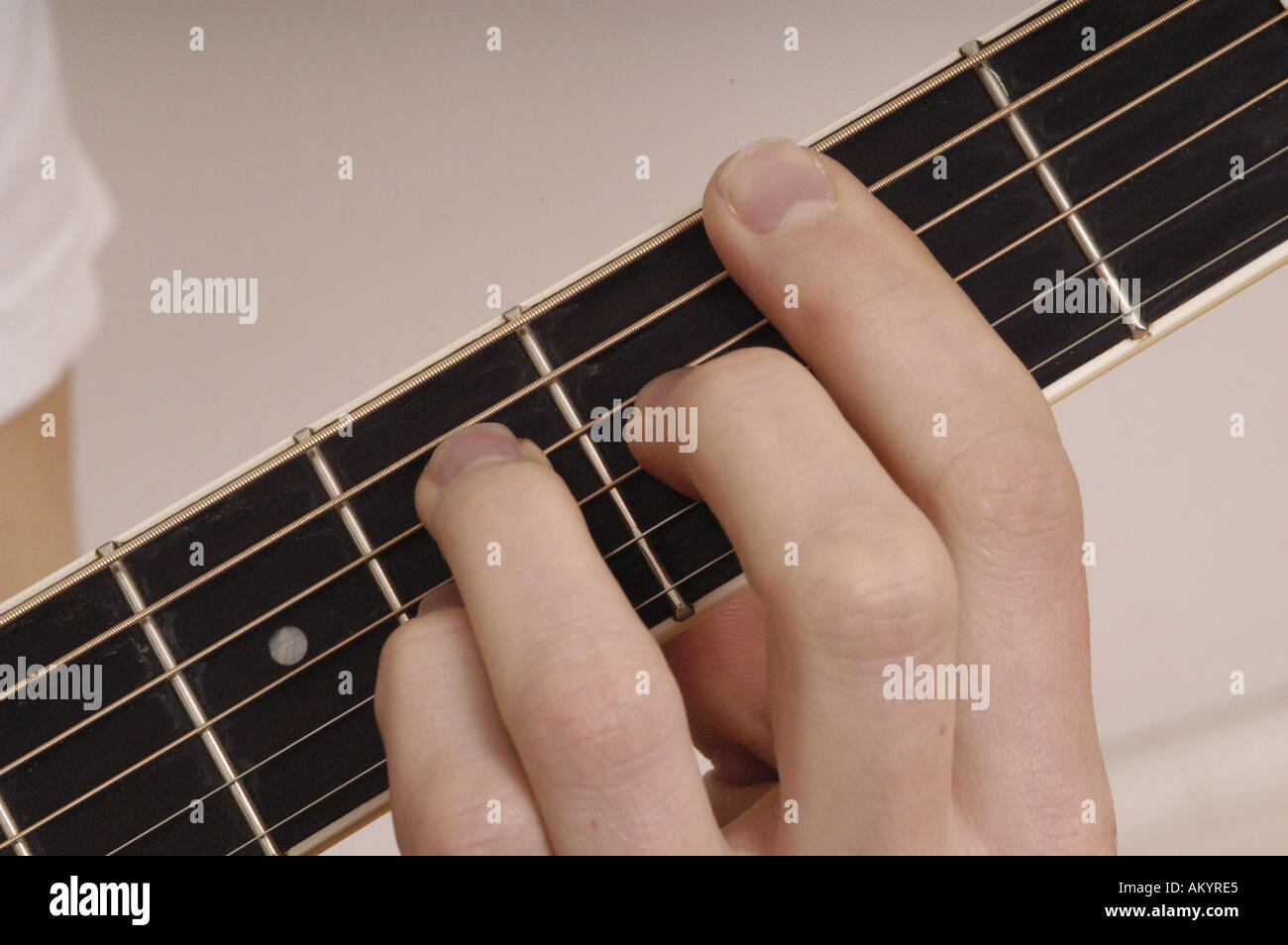 Música para guitarra acústica de sintonizar cadenas traste acordes canción  Teach músico guitarrista dedos destreza notas Fotografía de stock - Alamy
