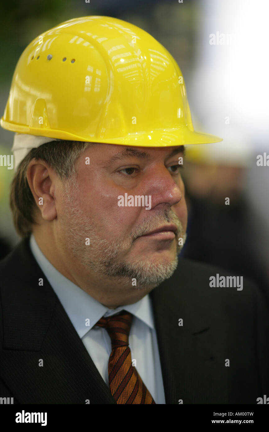 El presidente del partido social demócrata de Alemania, y el primer ministro de Renania-Palatinado Kurt Beck con casco Foto de stock