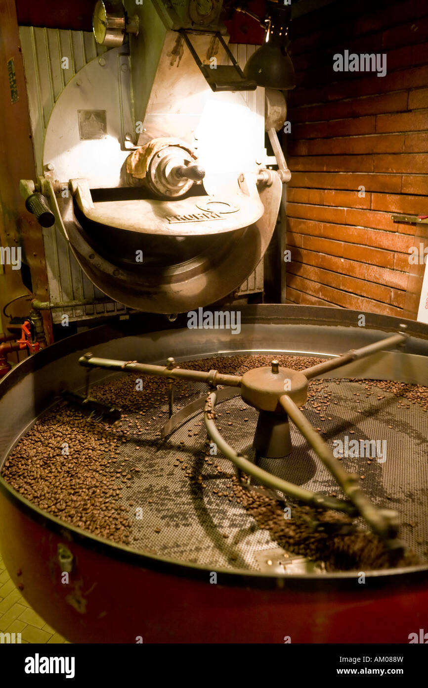 Tostadoras de café en una cafetería italiana Fotografía de stock - Alamy