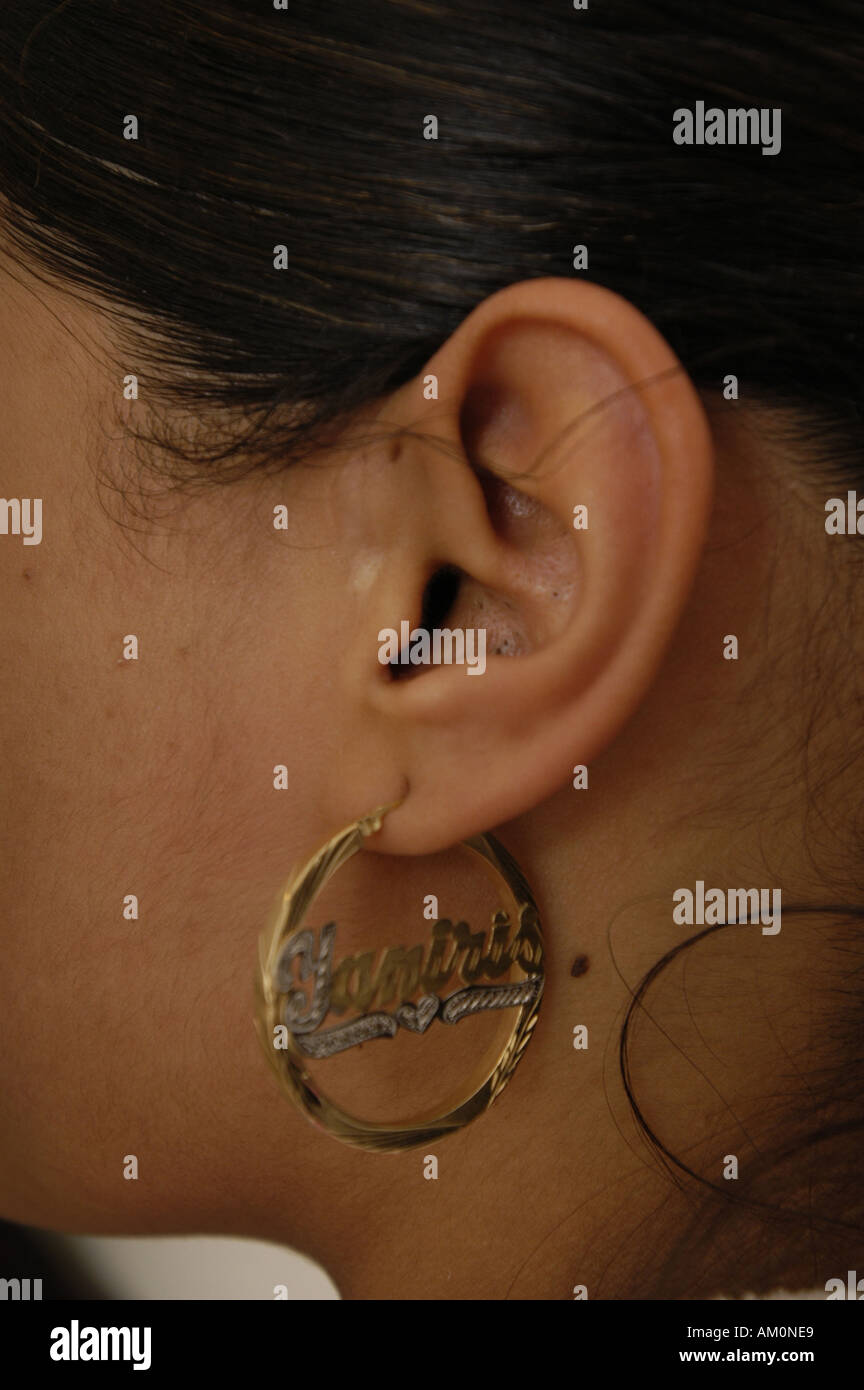 Arete aretes grandes orejas la perforación de las orejas perforadas orejas  audiencia dangly audífonos pendientes Fotografía de stock - Alamy