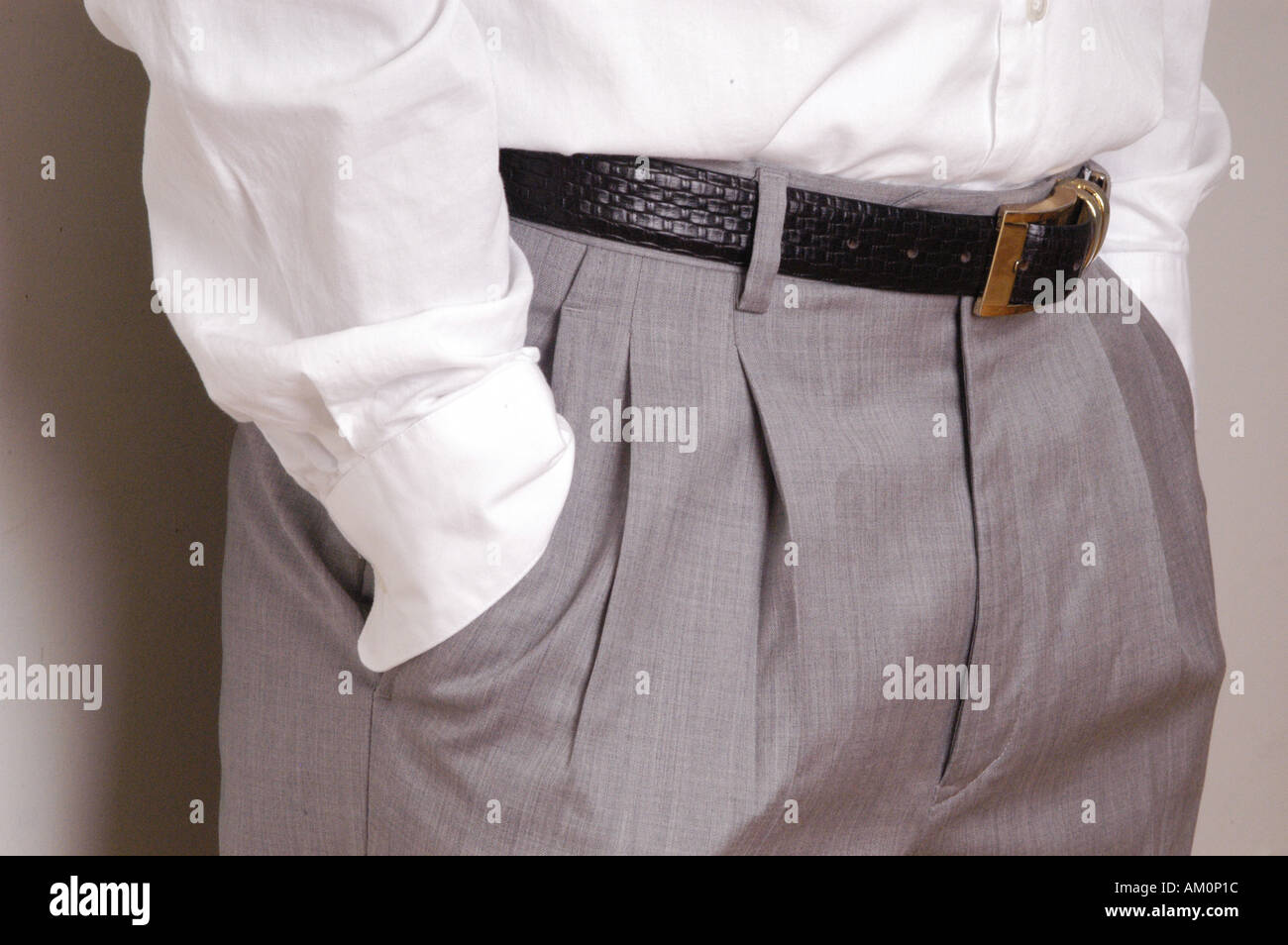 Pantalones pantalones traje plisado pliegues delanteros bolsillo correa  Fotografía de stock - Alamy