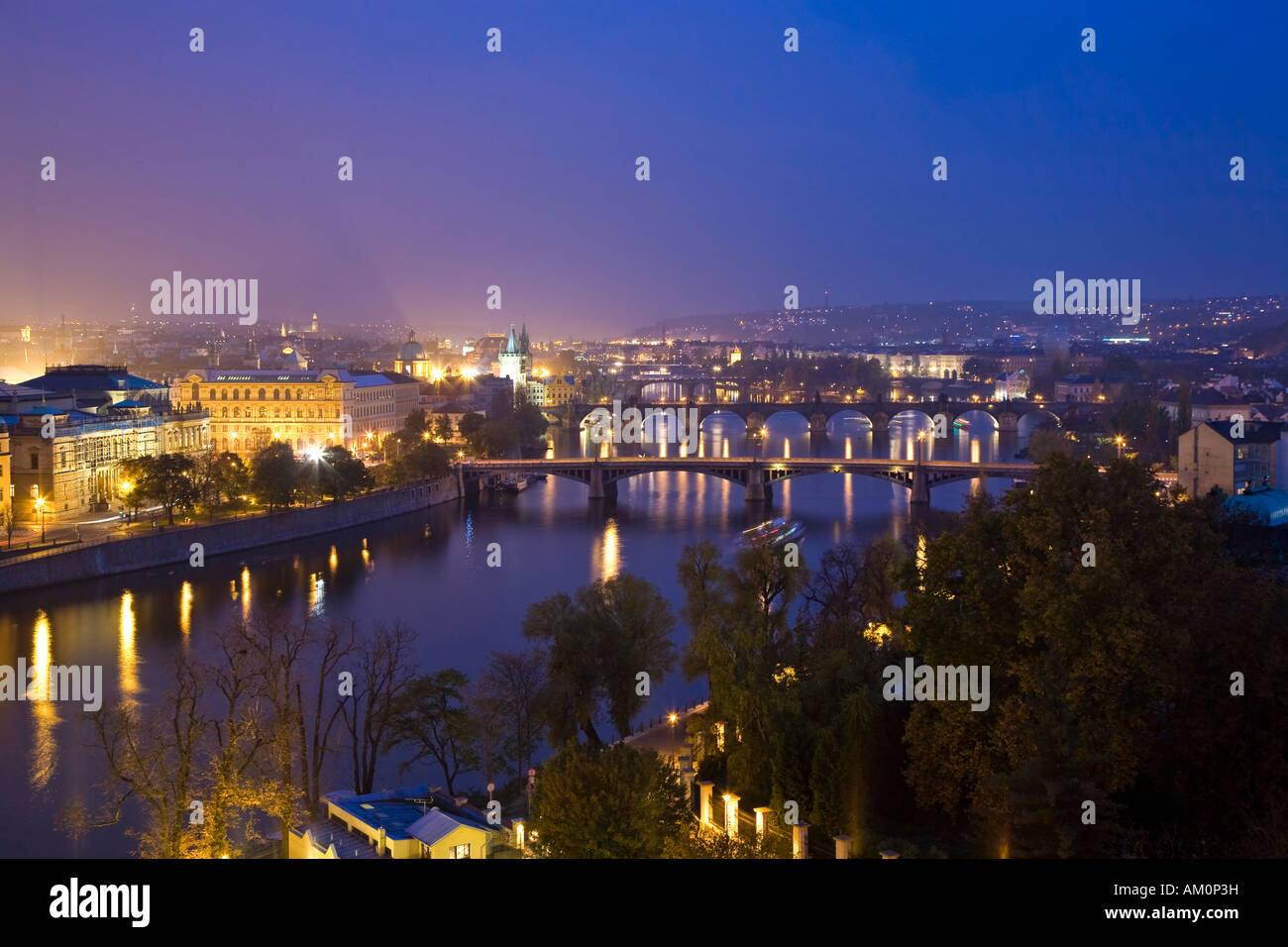 Mirar por encima de Praga y el río Vltava por la noche Praga CHEQUIA Foto de stock
