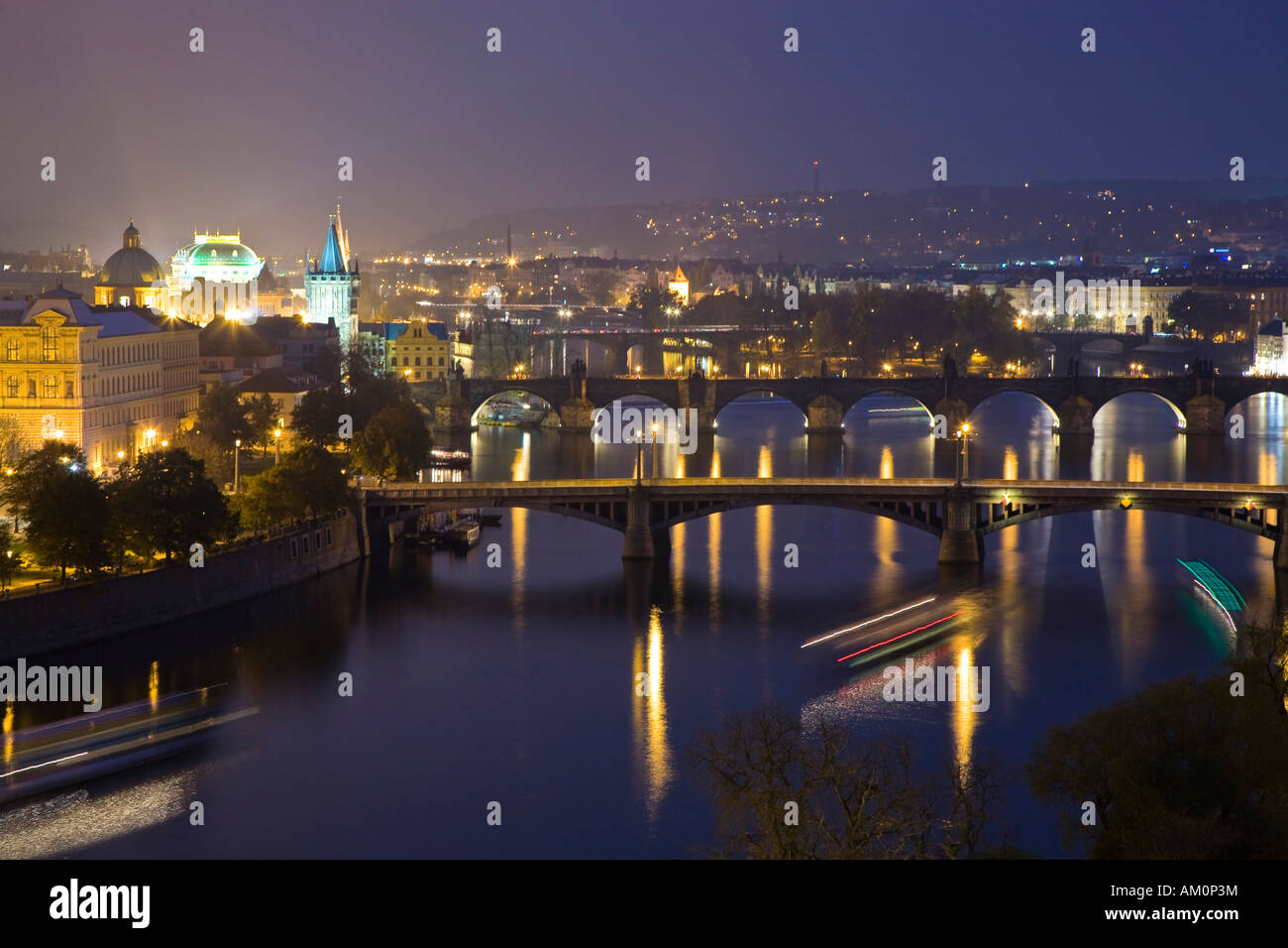 Puentes sobre el río Vltava Praga CHEQUIA Foto de stock