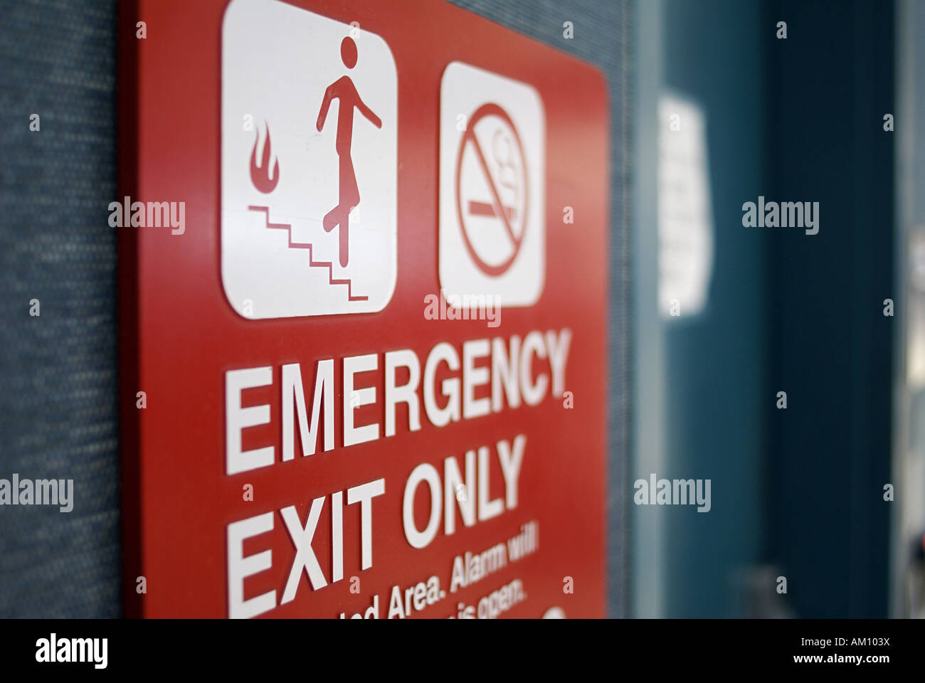 Signo: Salida de emergencia únicamente y no fumar en una puerta metálica Foto de stock