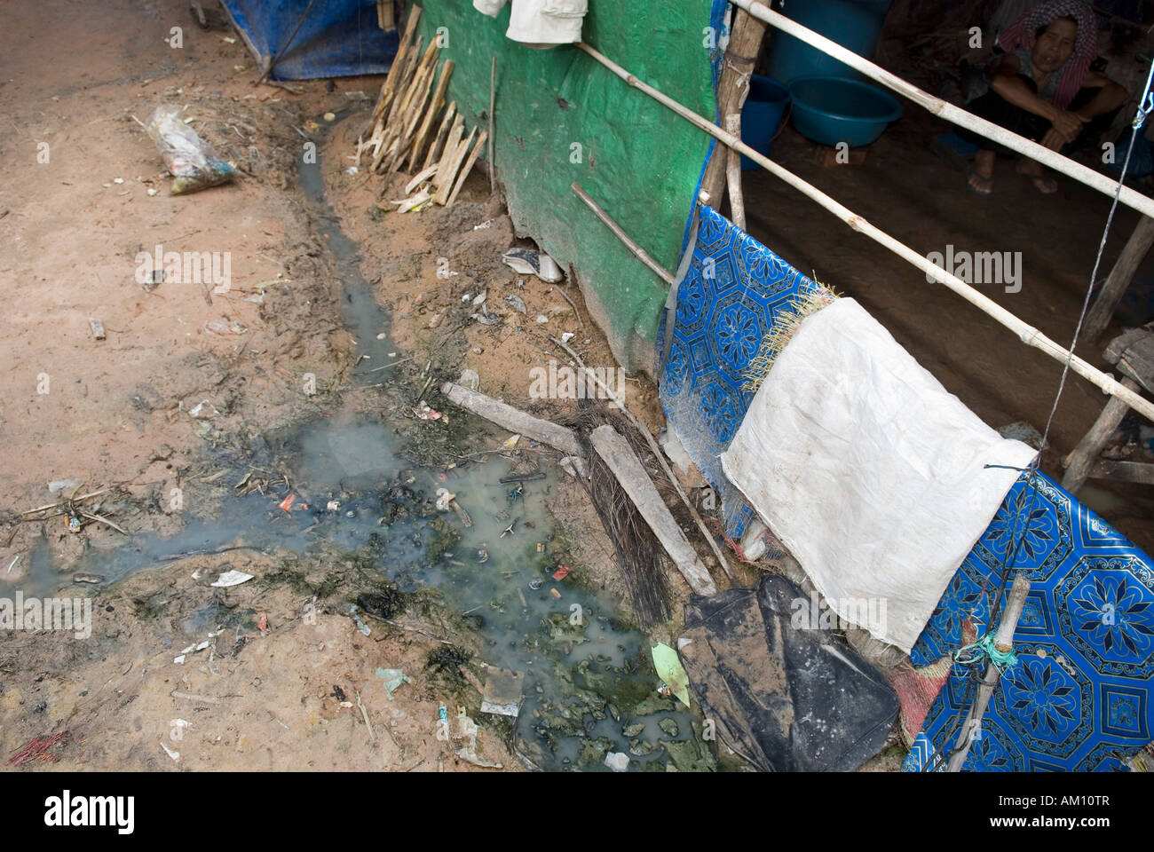 Higiene: Las aguas residuales en las calles de los barrios de Andong, Phnom Penh, Camboya Foto de stock