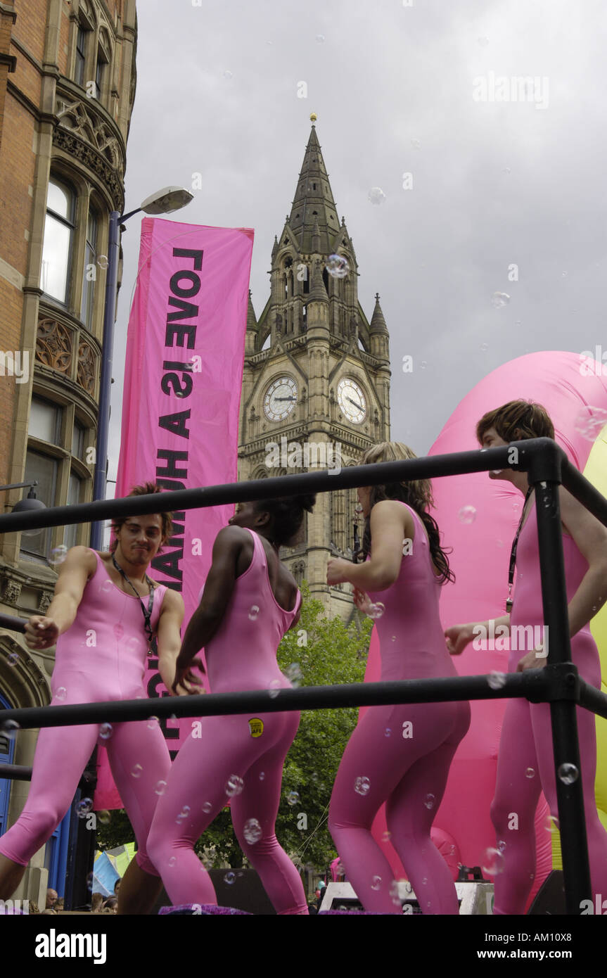 Lycra rosa bailarines gay float Albert Square ayuntamiento clocktower reloj  flotación vertical hombres homosexuales varones medio desnudos gay hunky  trozos de mí Fotografía de stock - Alamy
