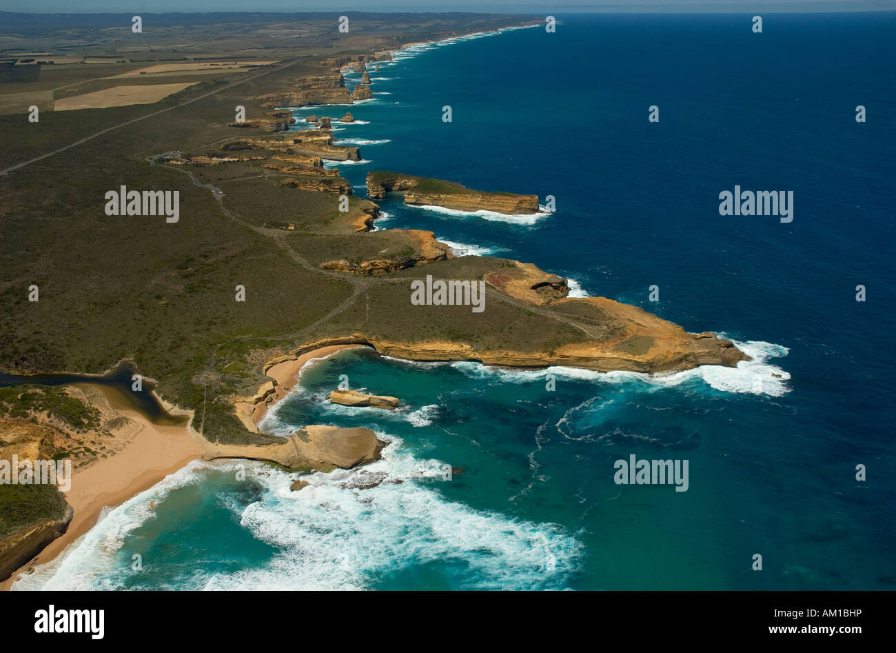 Great Ocean Road, vuelo en helicóptero sobre los acantilados y el paisaje costero junto a los Doce Apóstoles, en el Océano Austral, Victoria Foto de stock