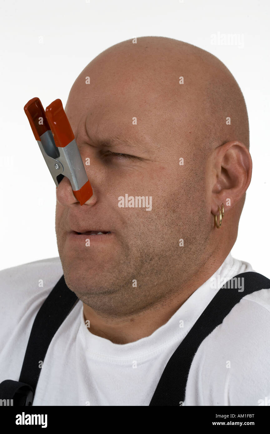 Un hombre con una pinza en la nariz Fotografía de stock - Alamy