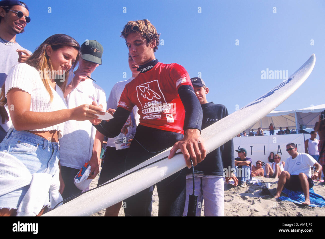 Kelly Slater, Campeón del Mundo de Surf siete firmando autógrafos U S Open de Eventos Mundiales de Surf Surf Huntington Beach CA Foto de stock