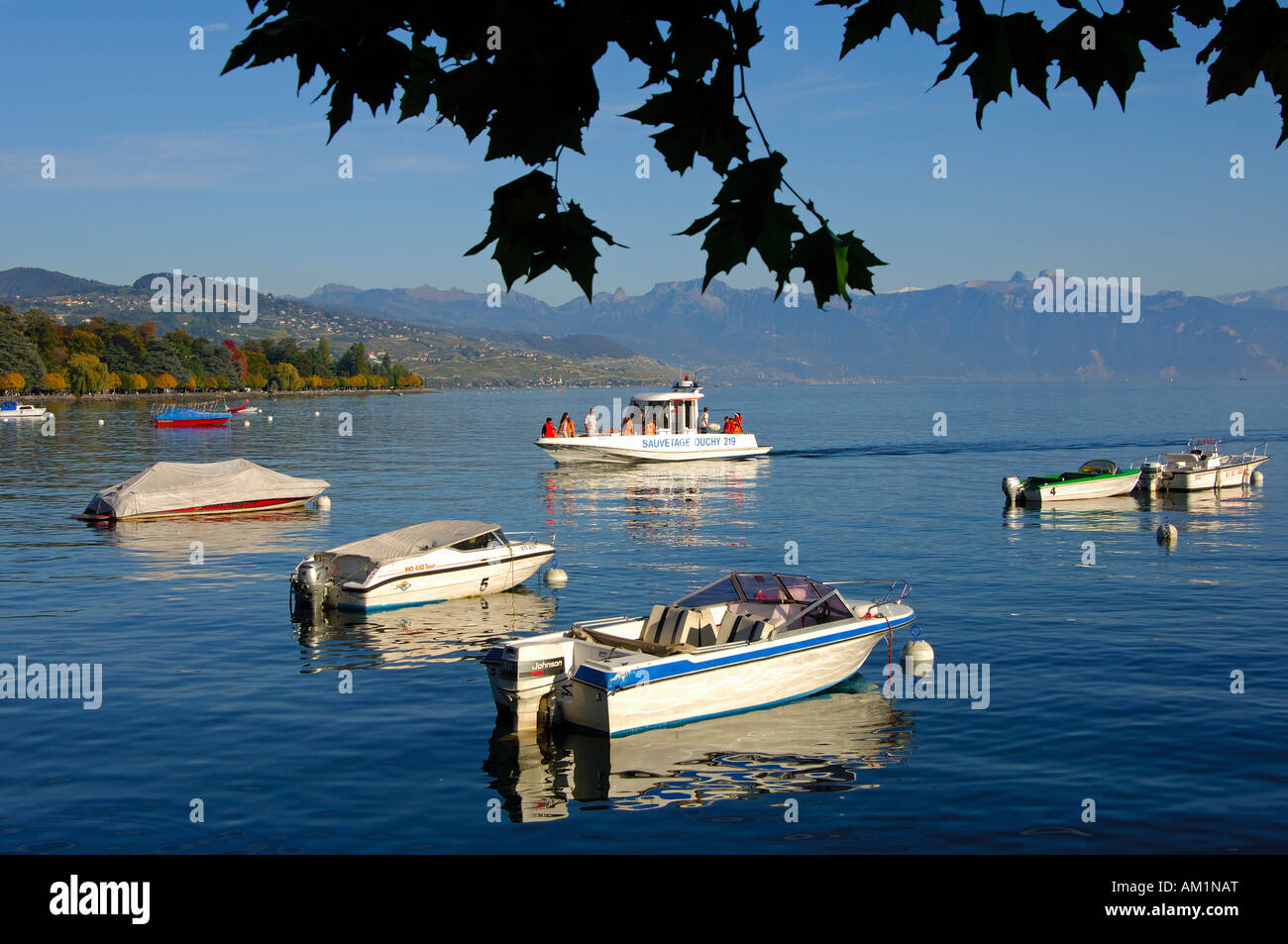 Socorrista barca sobre el lago de Ginebra, cerca de Ouchy, Lausanne, Suiza Foto de stock