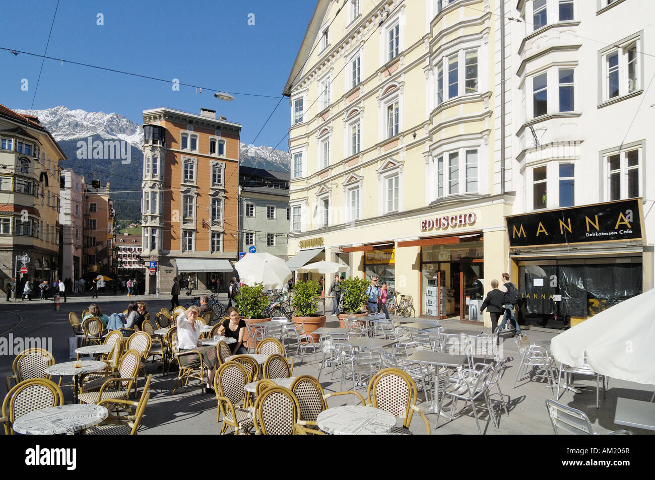 Café en la acera, Maria Theresien Strasse, Innsbruck, Tirol, Austria Foto de stock