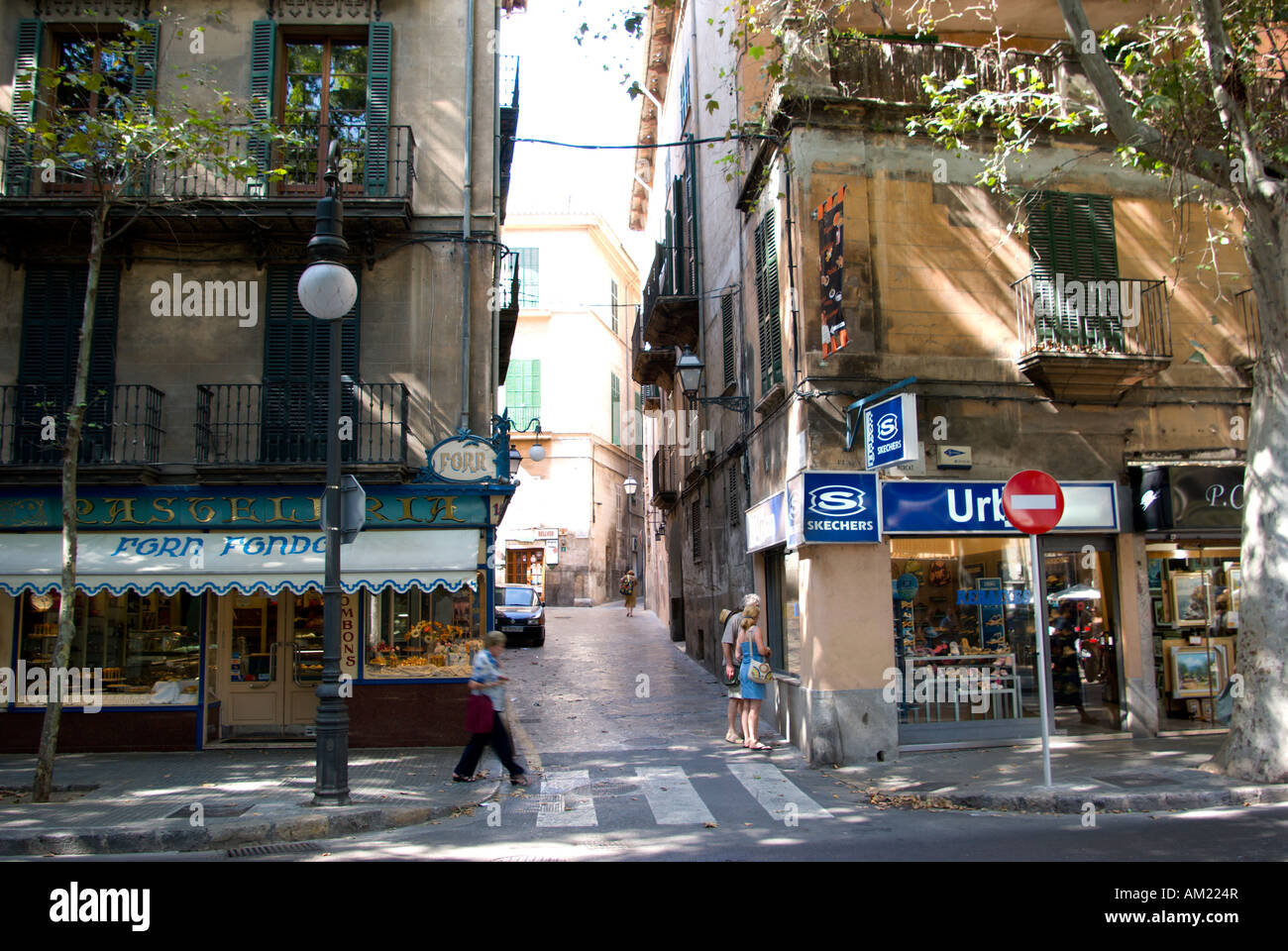 Casas con tiendas boutiques cafeterías y restaurantes en el centro de Palma  de Mallorca, España Fotografía de stock - Alamy