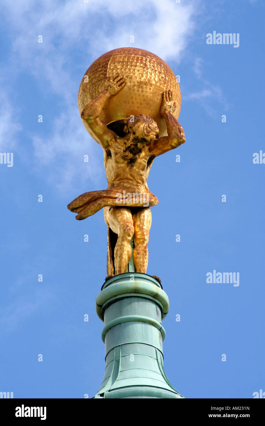 Atlas escultura en el ayuntamiento de la ciudad vieja, Potsdam, Brandenburgo, Alemania Foto de stock