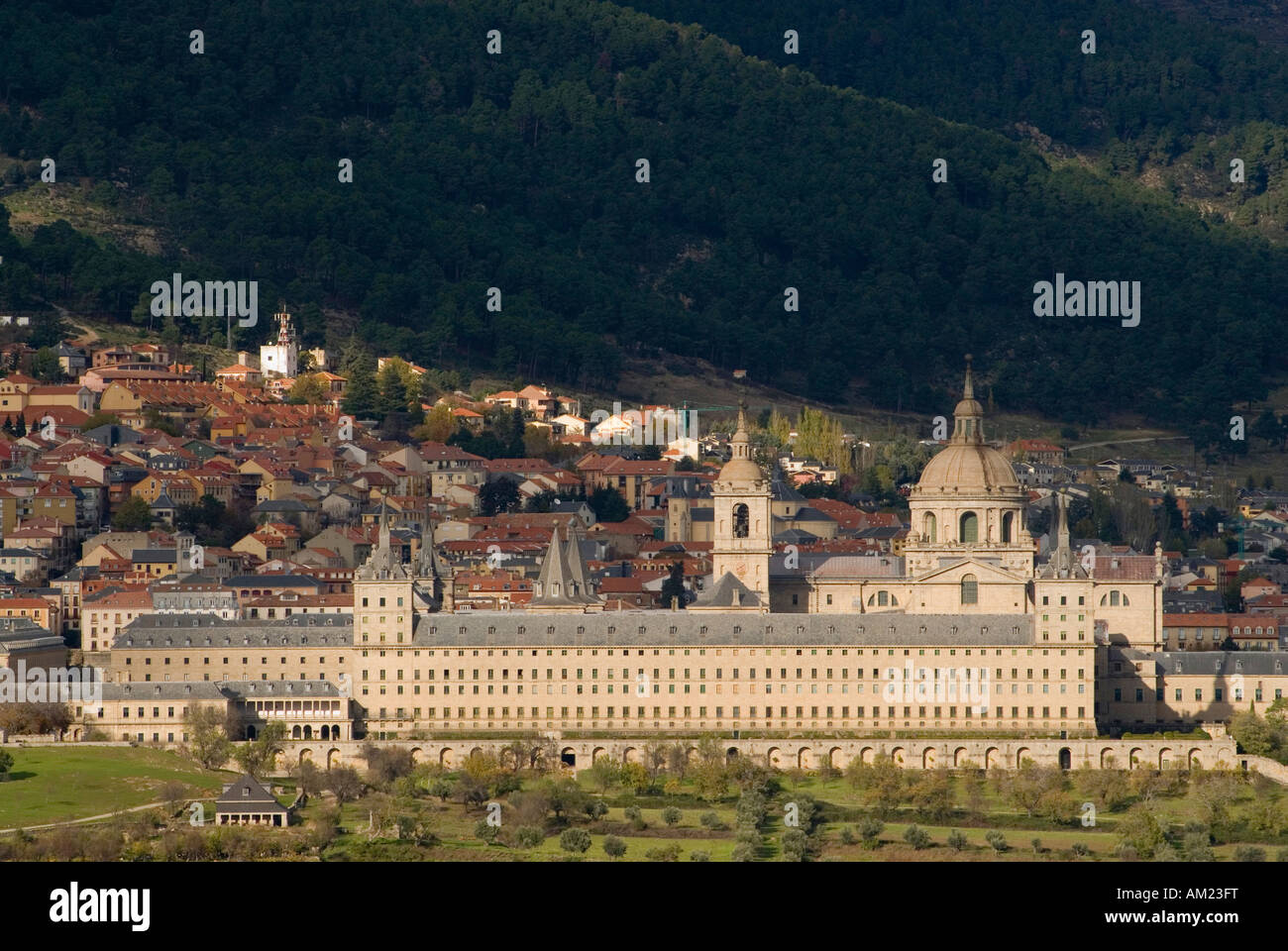 El Real Monasterio de San Lorenzo El Real de El Escorial, declarado Patrimonio Mundial por la UNESCO Madrid provincia España Foto de stock