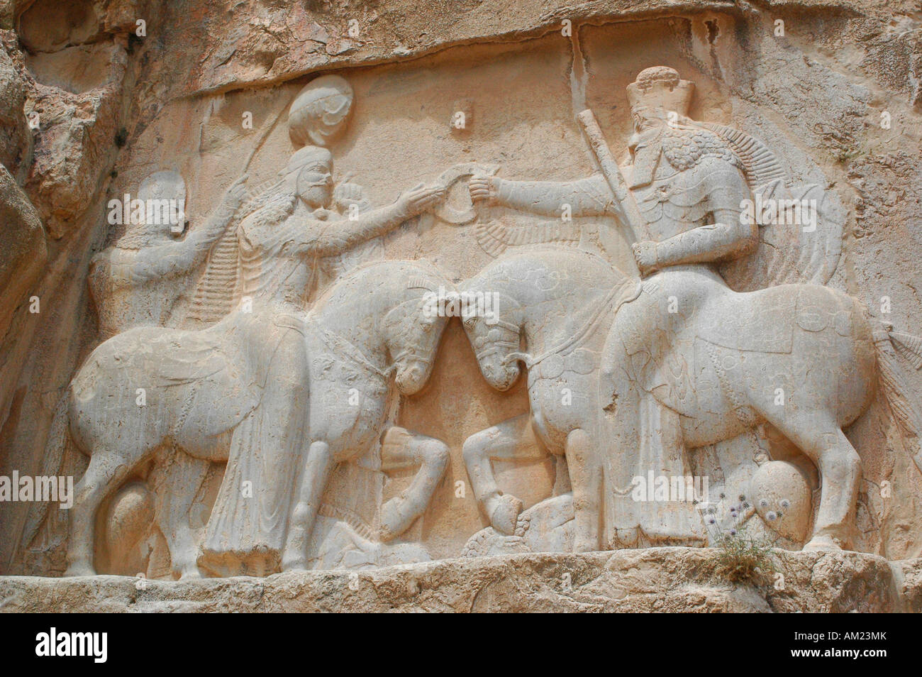 La investidura de Ardashir I por Ahura Mazda en Naqsh e Rustam IRÁN Foto de stock