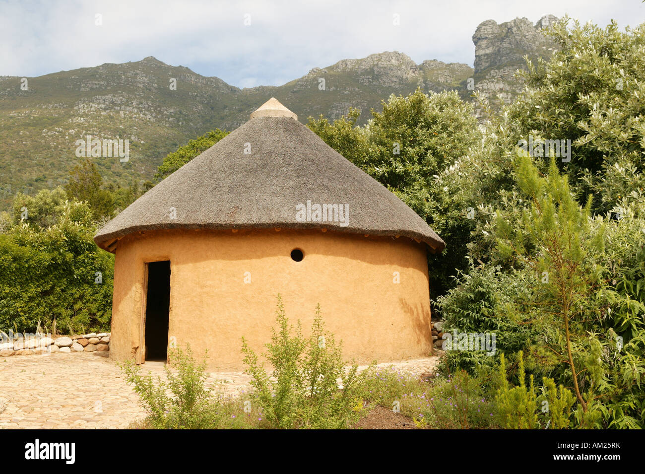Cabaña circular en el Jardín Botánico, Cape Town, Sudáfrica Foto de stock