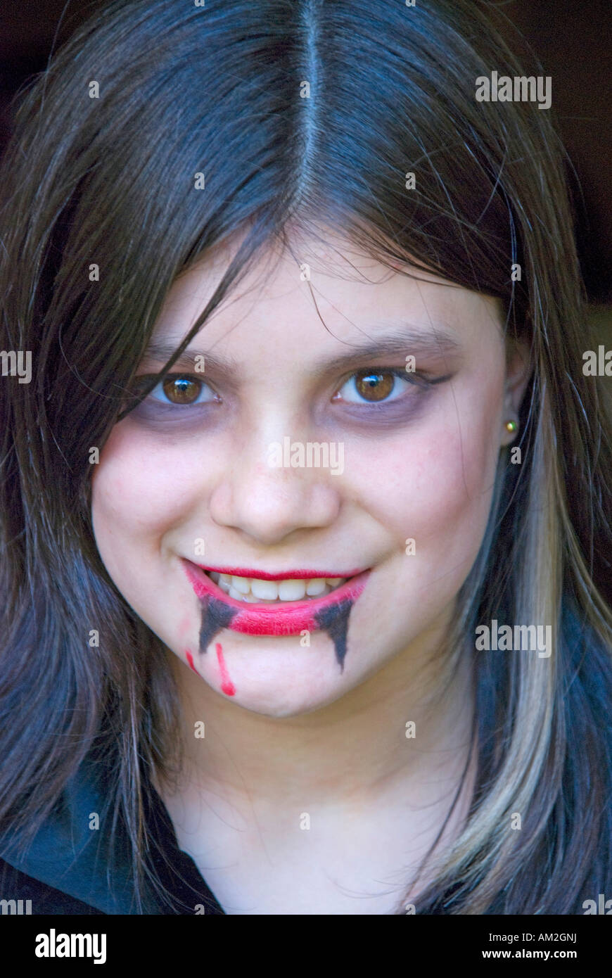 11 años de edad, niña vestidos de vampiro maquillaje para una fiesta de  Halloween Fotografía de stock - Alamy