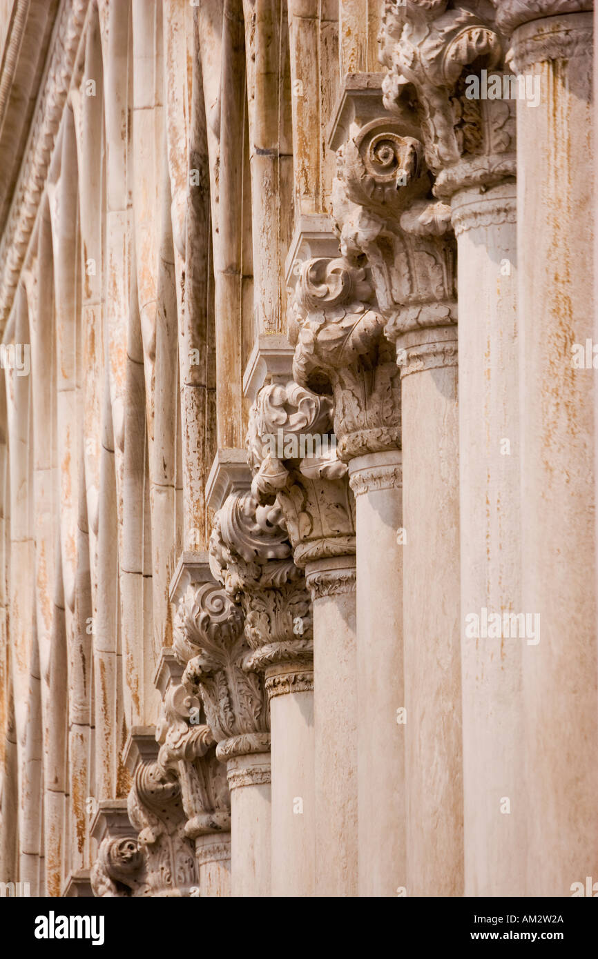 Las columnas de mármol y capiteles ornados Pallazo Ducal o Palacio Doge Venecia Italia Foto de stock