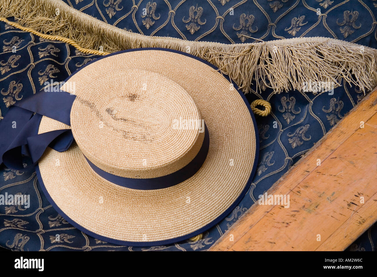 Gondolero s sombrero de paja y madera de remo Venecia Italia Foto de stock