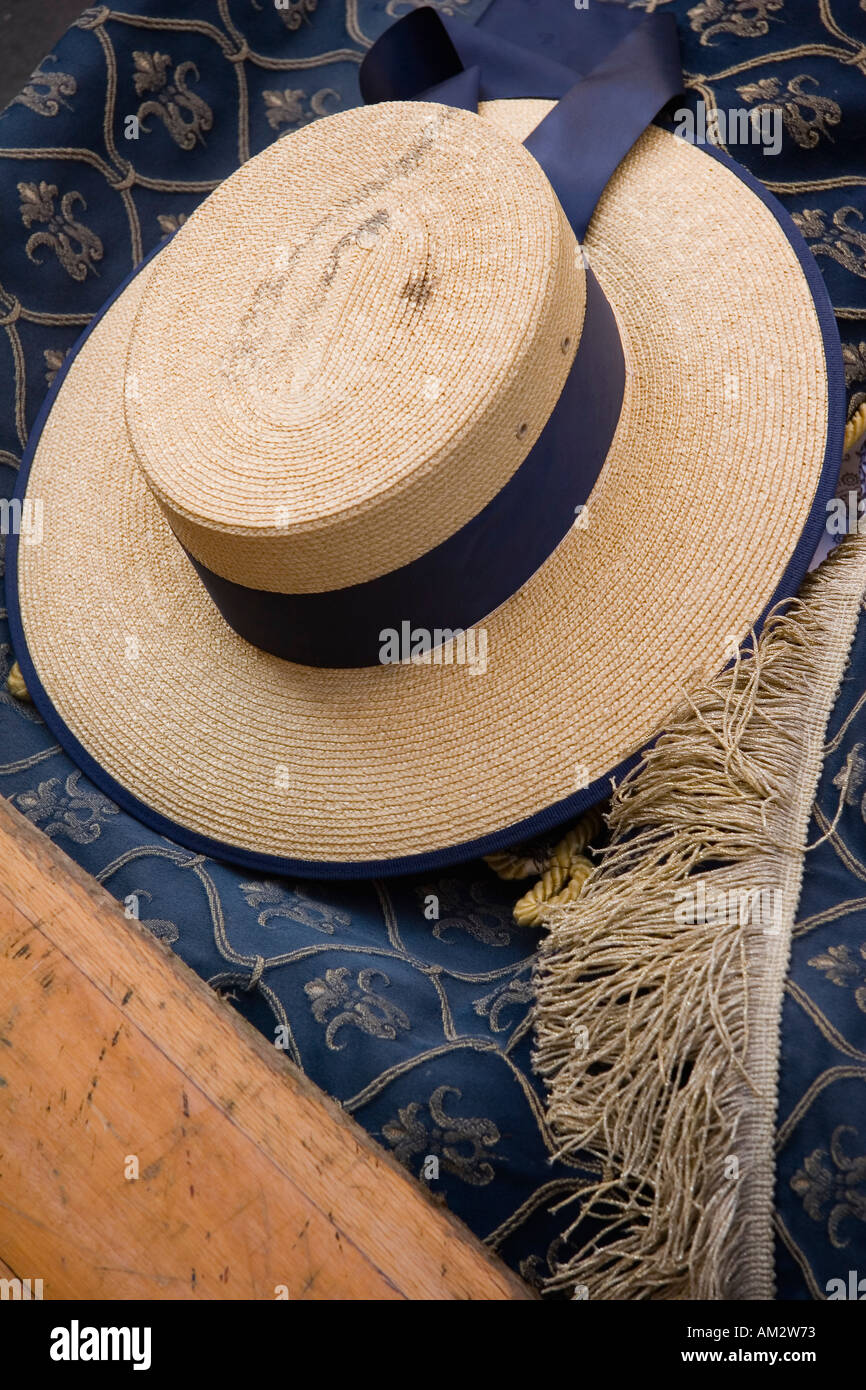 Gondolero s sombrero de paja y madera de remo Venecia Italia Fotografía de  stock - Alamy