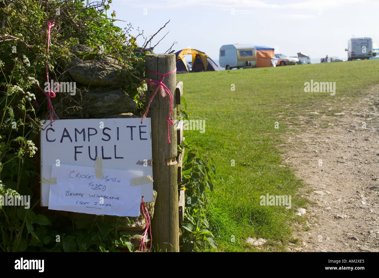East Devon Prawle UK en verano de camping camping signo completo con caravanas y tiendas de campaña en el campo. Foto de stock