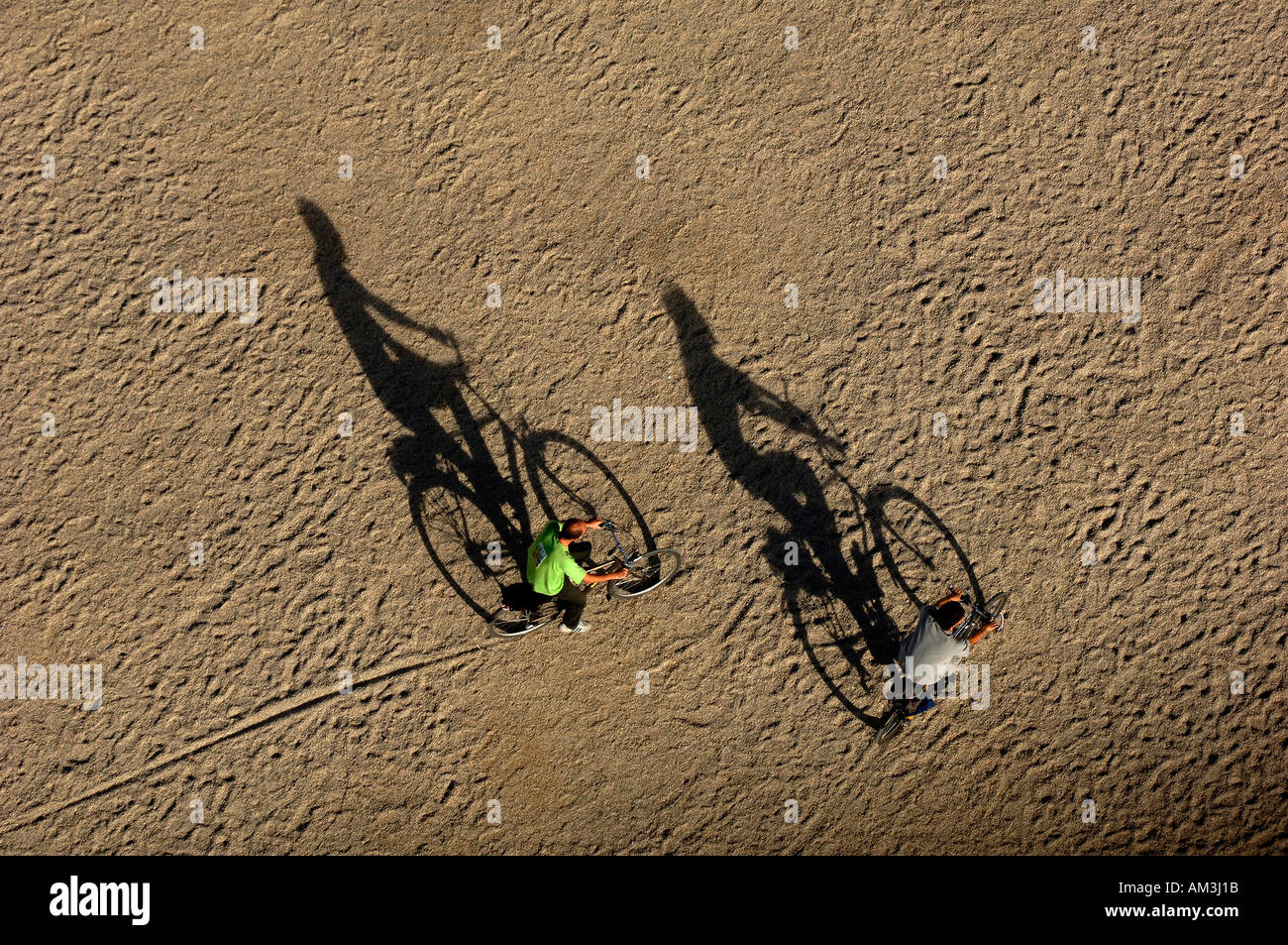 Dos ciclistas pasan por debajo de la Torre Eiffel París Francia Europa Foto de stock