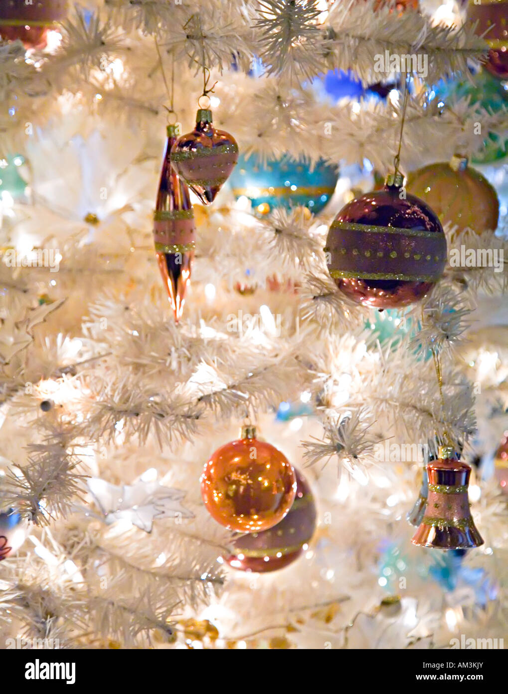 Árbol de Navidad con adornos con colores pastel Foto de stock