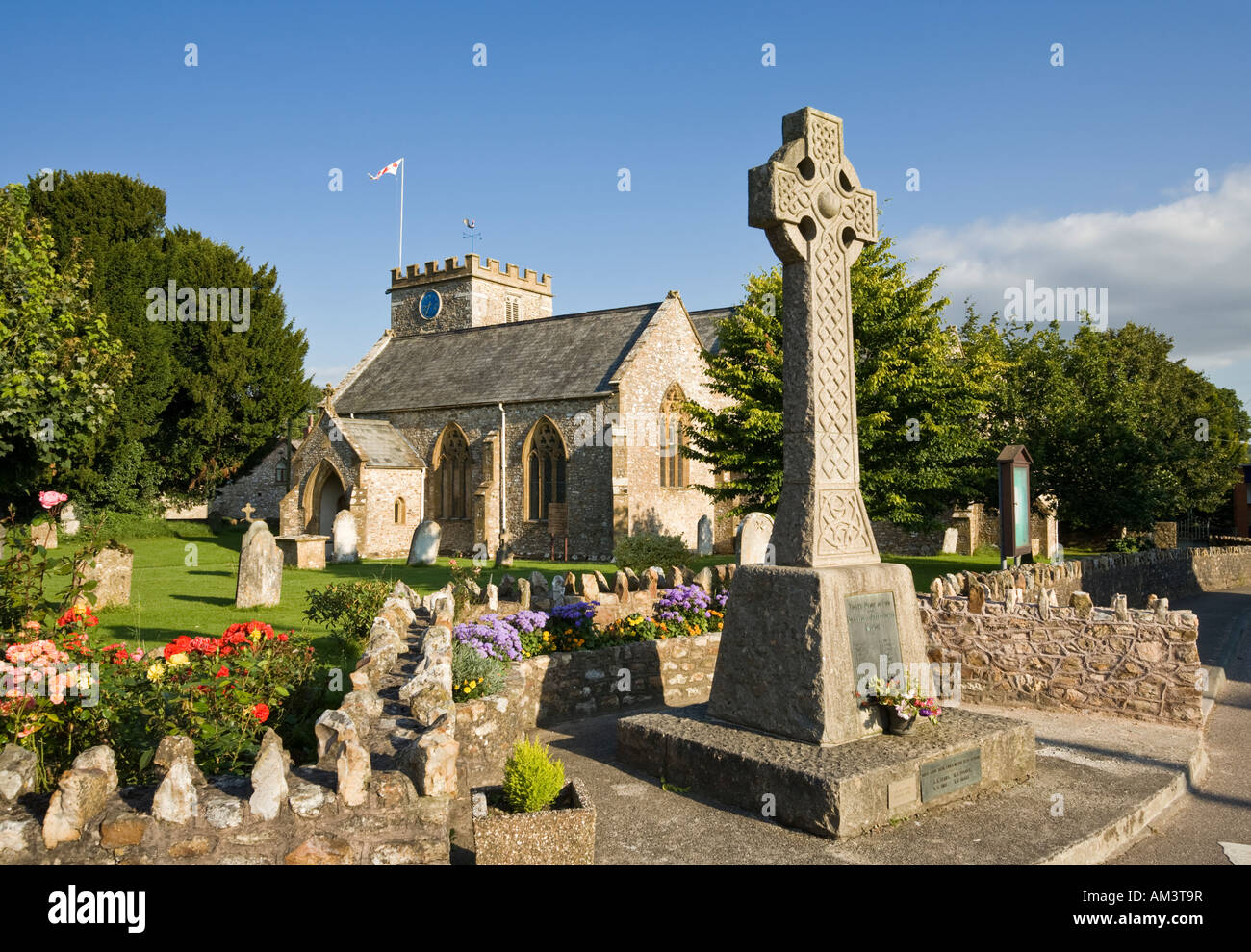 Pueblo Inglés iglesia de St Mary's y War Memorial en Hemyock, Devon, Inglaterra, Reino Unido. Foto de stock