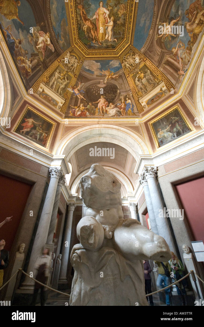 Estatua de escultura y pintura de techo en la sala de las musas en el Museo Vaticano Roma Italia Foto de stock