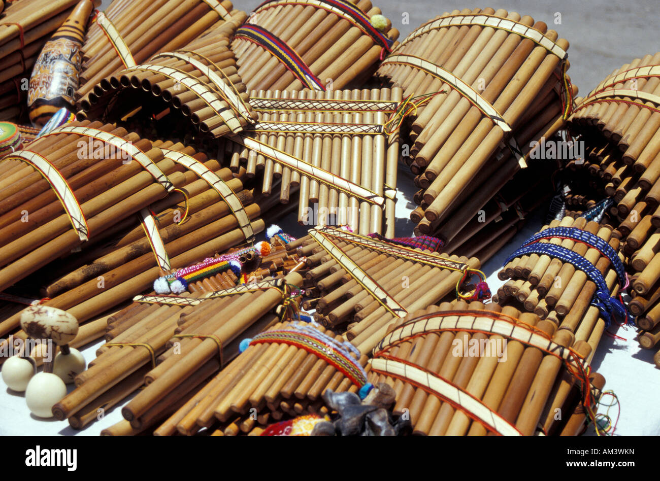 Panpipes o rondadores bambú andino y otros instrumentos musicales  tradicionales en el mercado en la Plaza Poncho, Otavalo, Ecuador Fotografía  de stock - Alamy