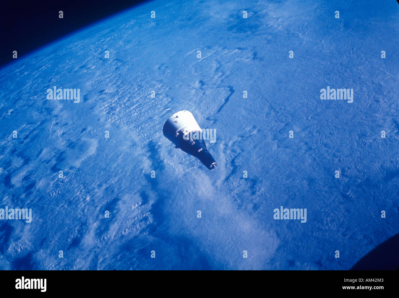 Gemini VI cápsula espacial en órbita alrededor de la tierra Foto de stock