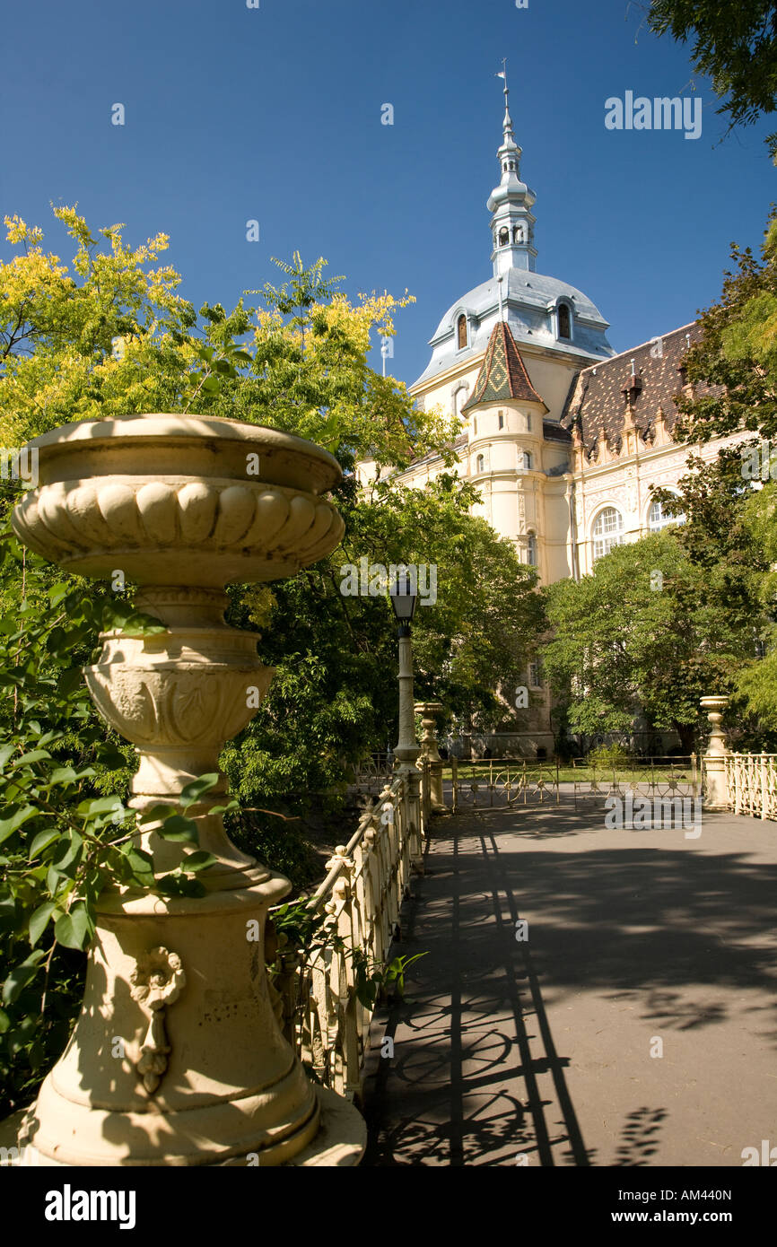 El castillo Vajdahunyad, Parque Varosliget, Budapest Hungría Foto de stock