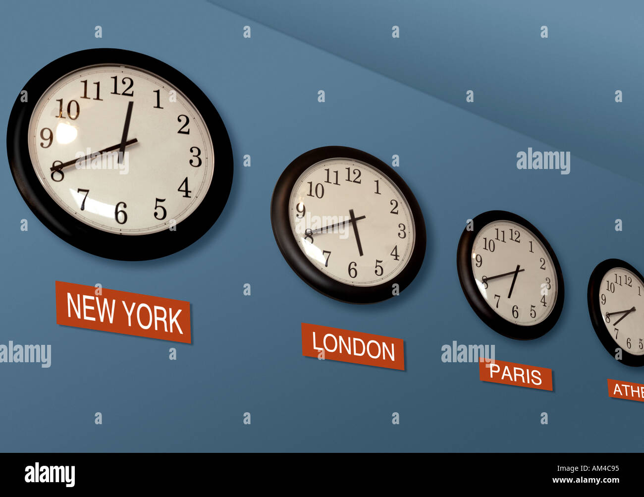Varios relojes de zona horaria en una pared azul Foto de stock