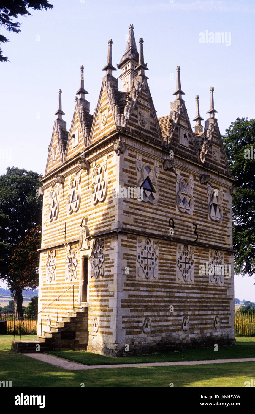 Rushton Lodge Northamptonshire símbolo triangular Trinity simbolismo Tudor del siglo XVI arquitectura inglesa, Inglaterra catholic Foto de stock