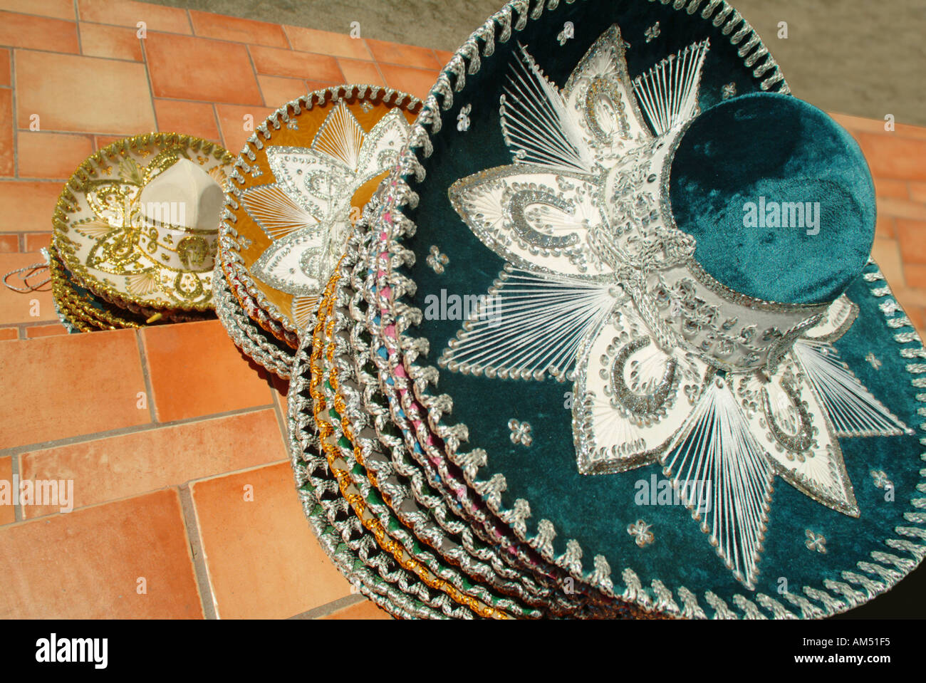 apodo Puerto marítimo Acercarse Sombreros Sombrero Mexicano para la venta al exterior de una tienda en  México Fotografía de stock - Alamy
