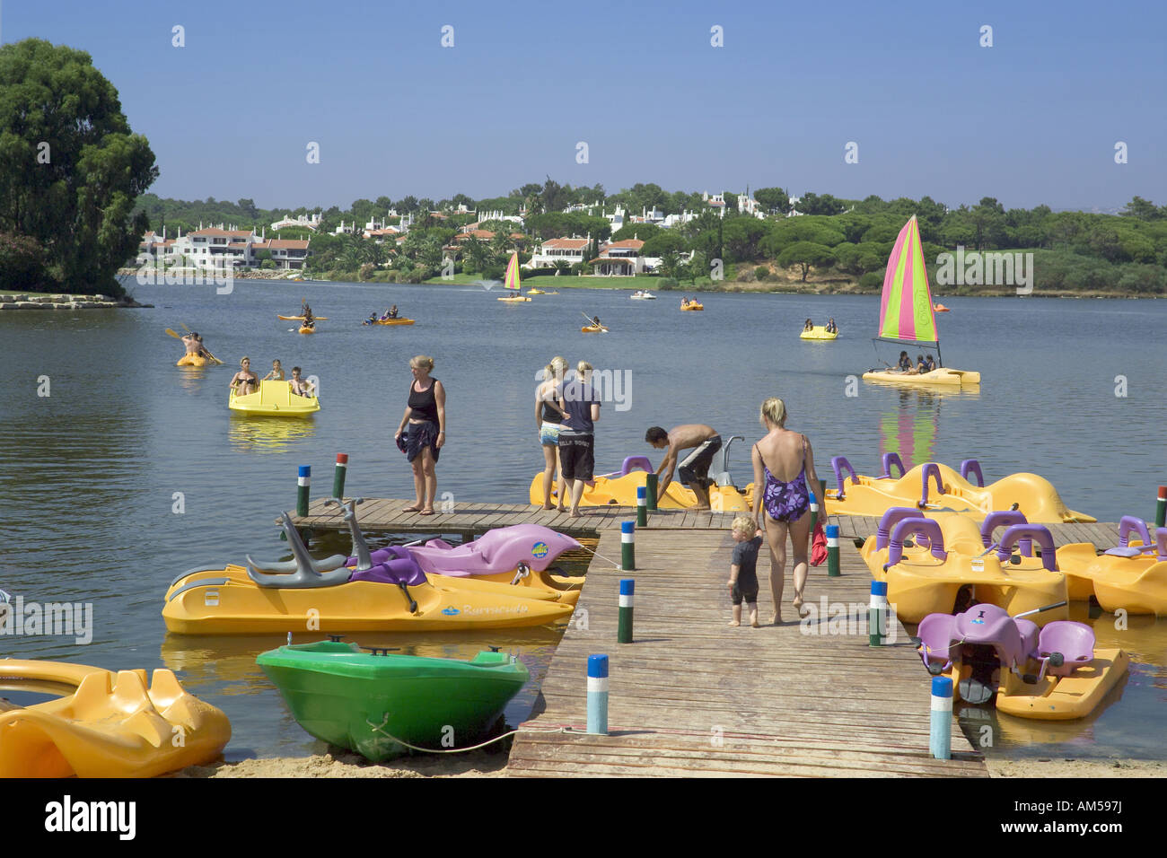 Portugal, el Algarve, deportes acuáticos en el lago Quinta do Lago. Foto de stock