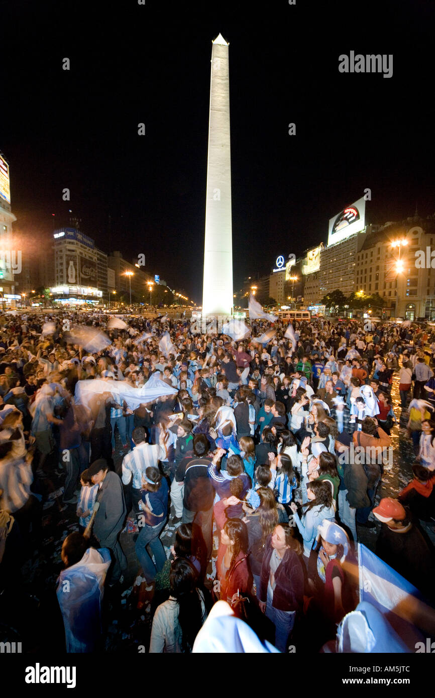 Una gran multitud se ensambla bajo el obelisco de fiesta en Buenos Aires después de la victoria por 2-1 en su primer partido de la Copa del Mundo en 2006. Foto de stock