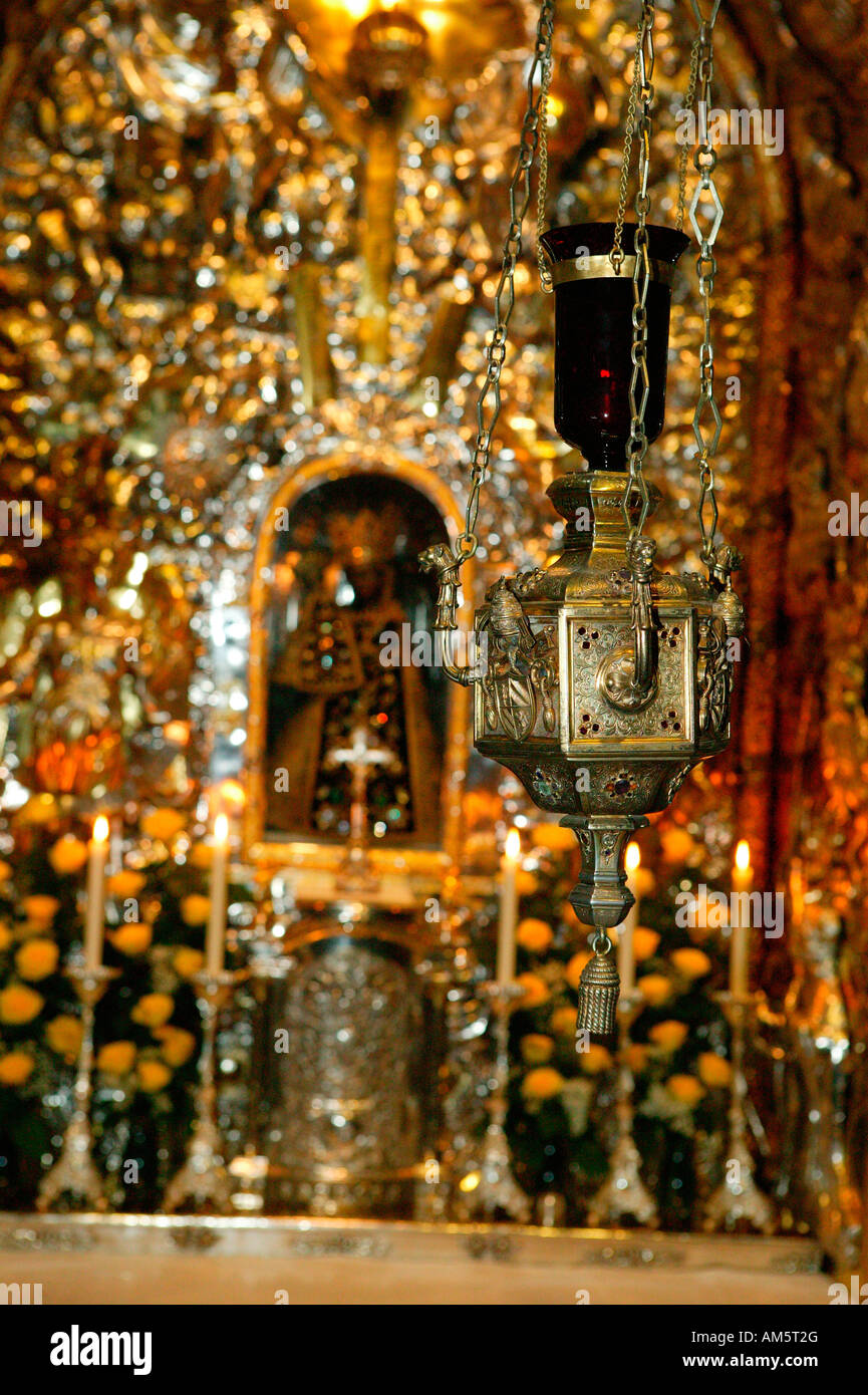 Lámpara santuario dentro de la iglesia fotografías e imágenes de alta  resolución - Alamy